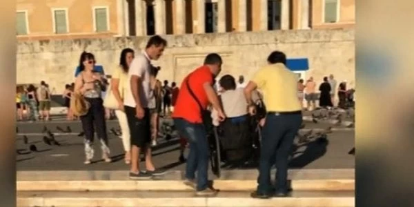 Ντροπή: Τουρίστες σηκώνουν ΑμΕΑ στον Άγνωστο Στρατιώτη – Χωρίς ράμπα το μνημείο (βίντεο)